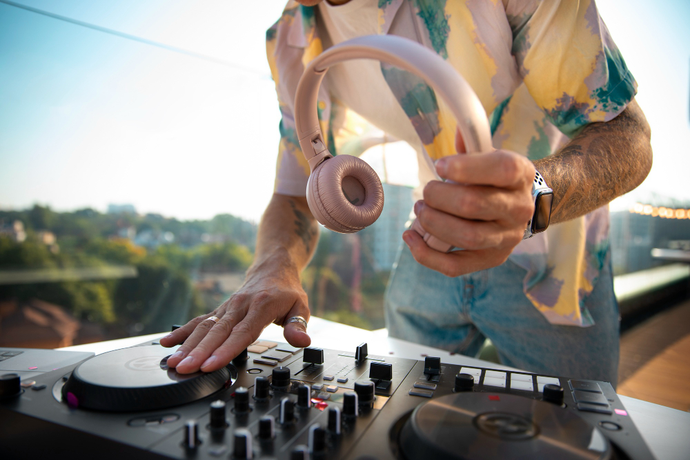 DJ-pult és vendégtér egy Fresh Jam hangulatú nappali eseményen